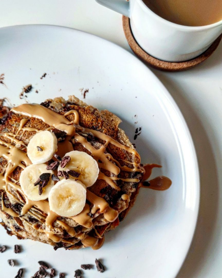 Tortitas de avena y plátano con crema de cacahuete y chocolate