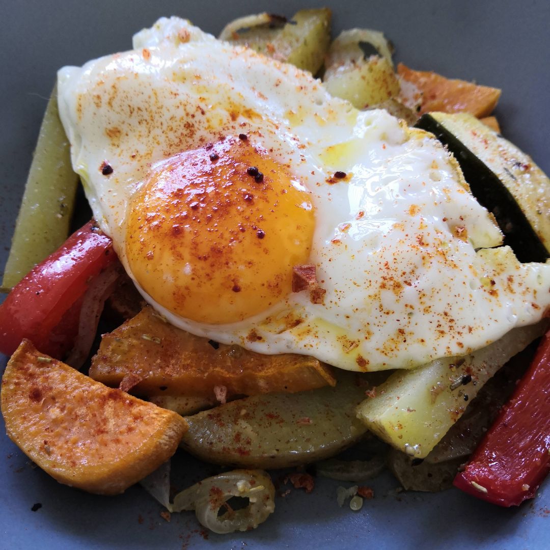 Patatas y boniatos con verduras al horno Patatas y boniatos con verduras al horno
