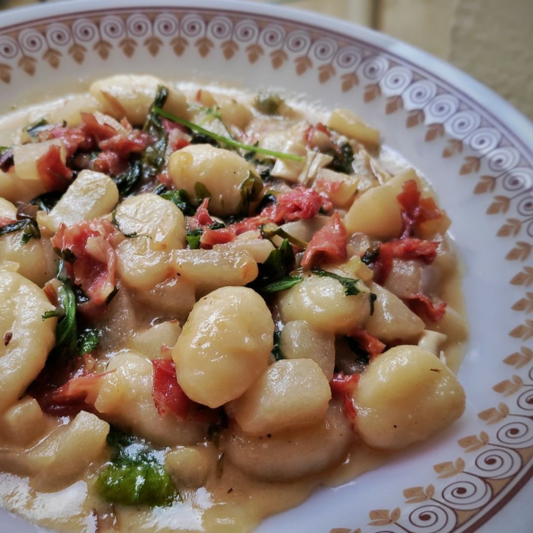 Ñoquis con salsa de rúcula, pera y queso de cabra