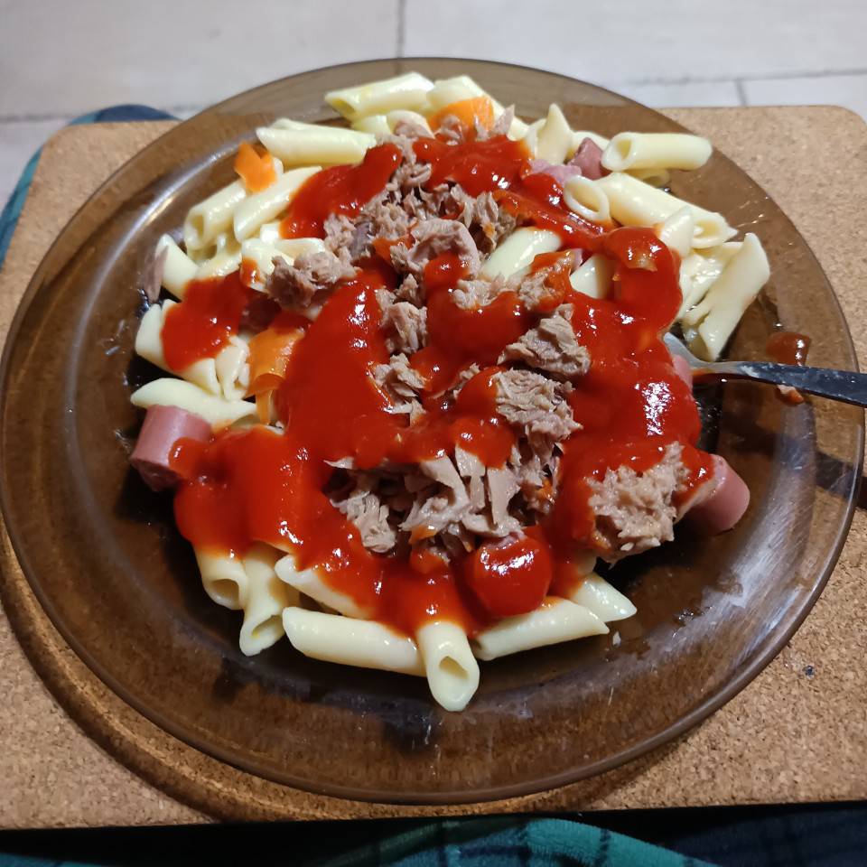 Macarrones con salchichas atún y zanahoria Macarrones con salchichas atún y zanahoria