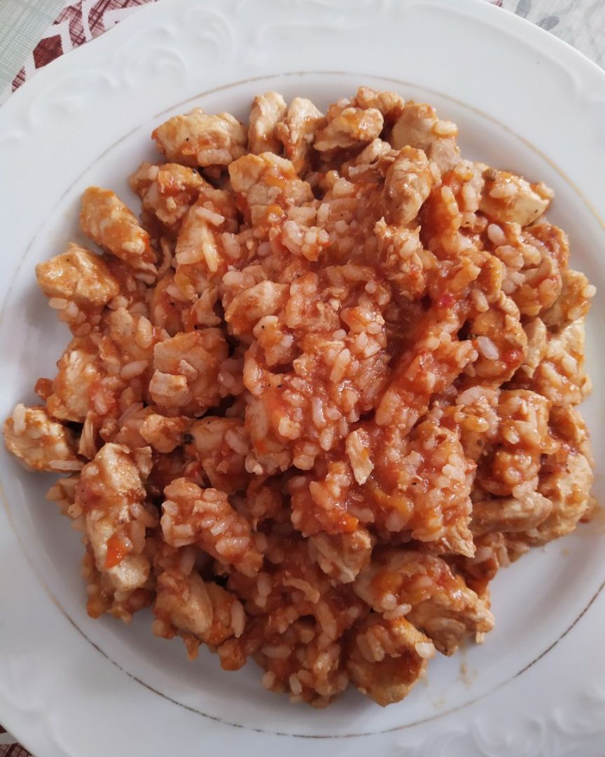Arroz con pollo y tomate casero.