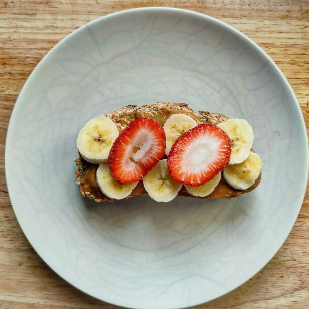 Tostada con crema de cacahuete y frutas