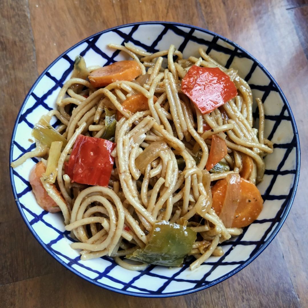Fideos integrales con verduras al estilo oriental Fideos integrales con verduras al estilo oriental