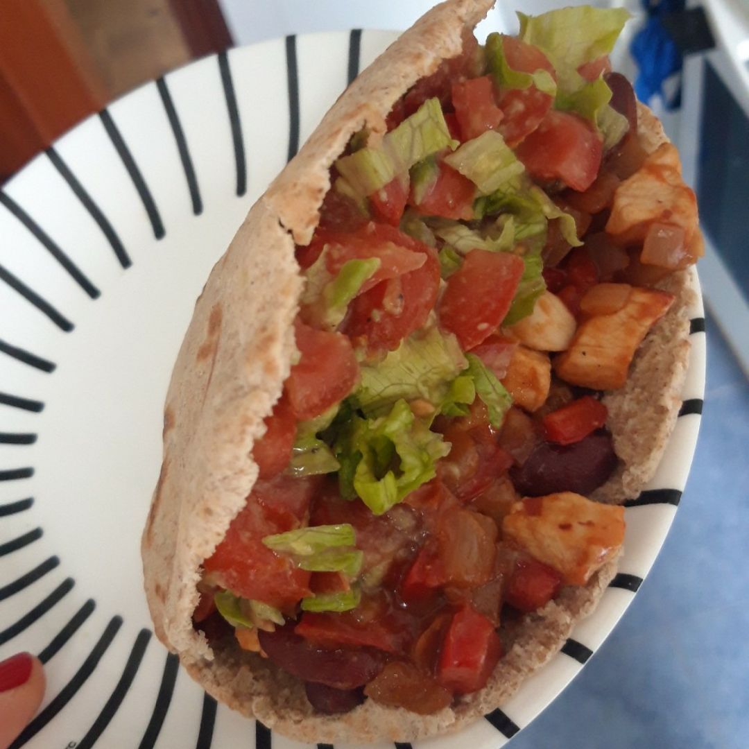 Burrito de pan integral con pollo y vegetales. Burrito de pan integral con pollo y vegetales.