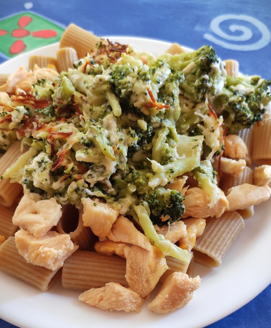 Pasta con brócoli gratinado y pollo Pasta con brócoli gratinado y pollo