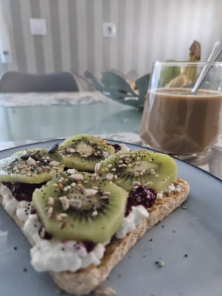 Tostada kiwi y queso cottagge