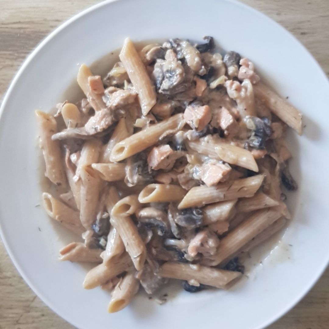 Pasta integral con salmón, champiñones y espinacas.