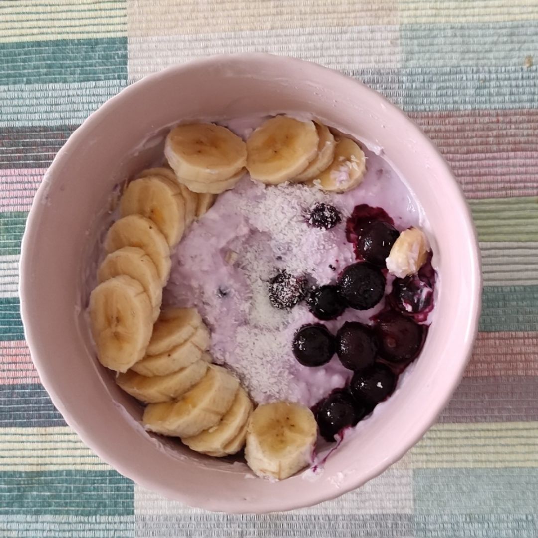 Bol de queso fresco, avena y fruta