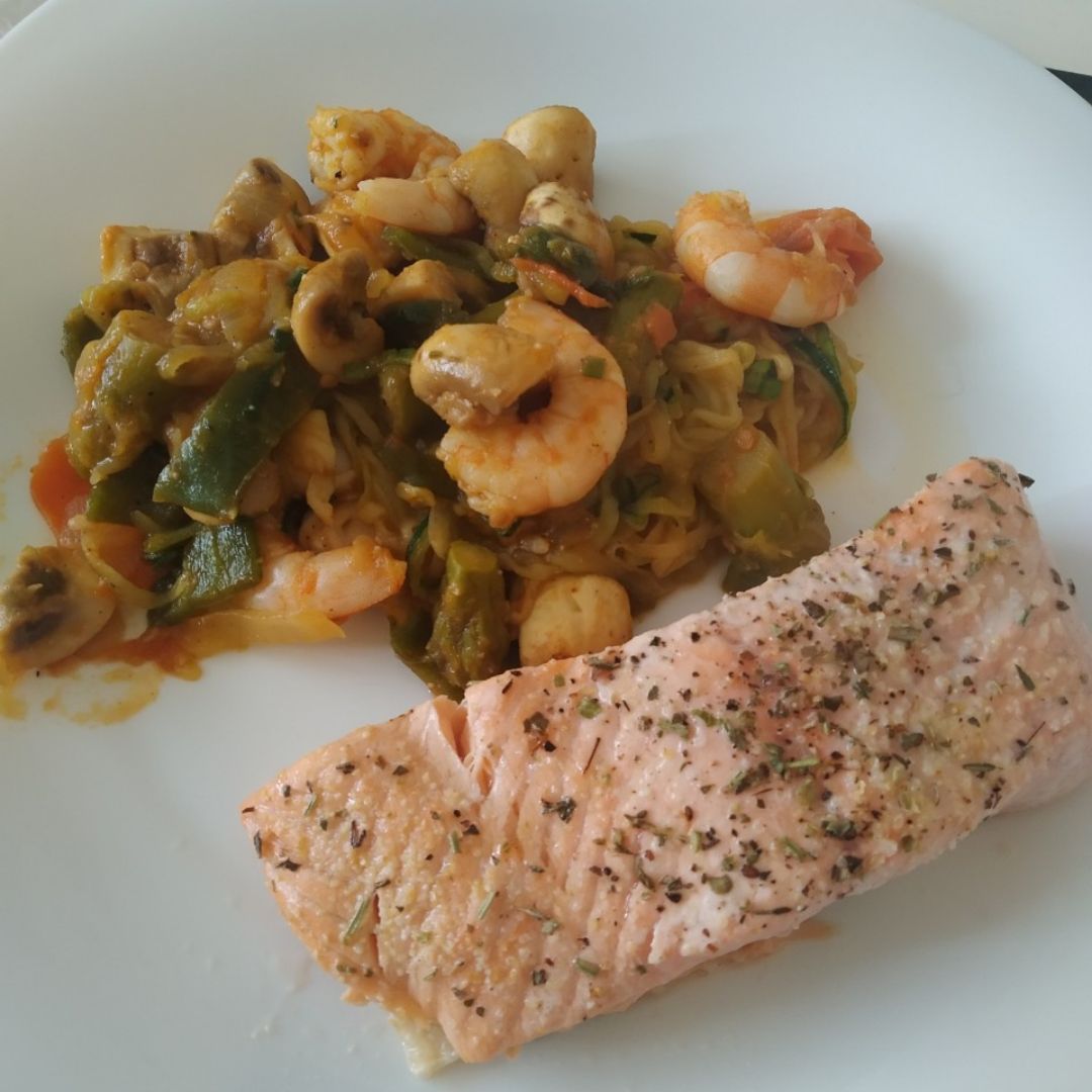 Salmón acompañado de tallarines de calabacín con gambas Salmón acompañado de tallarines de calabacín con gambas