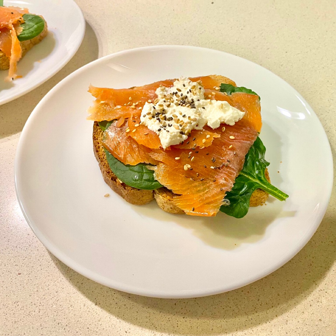 Tostadas con salmón y ricotta