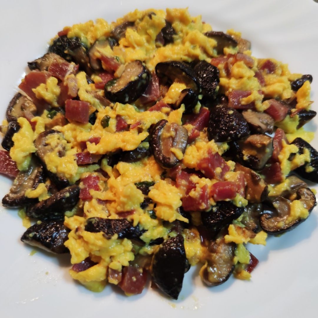 Revuelto de setas shiitake con jamón Revuelto de setas shiitake con jamón