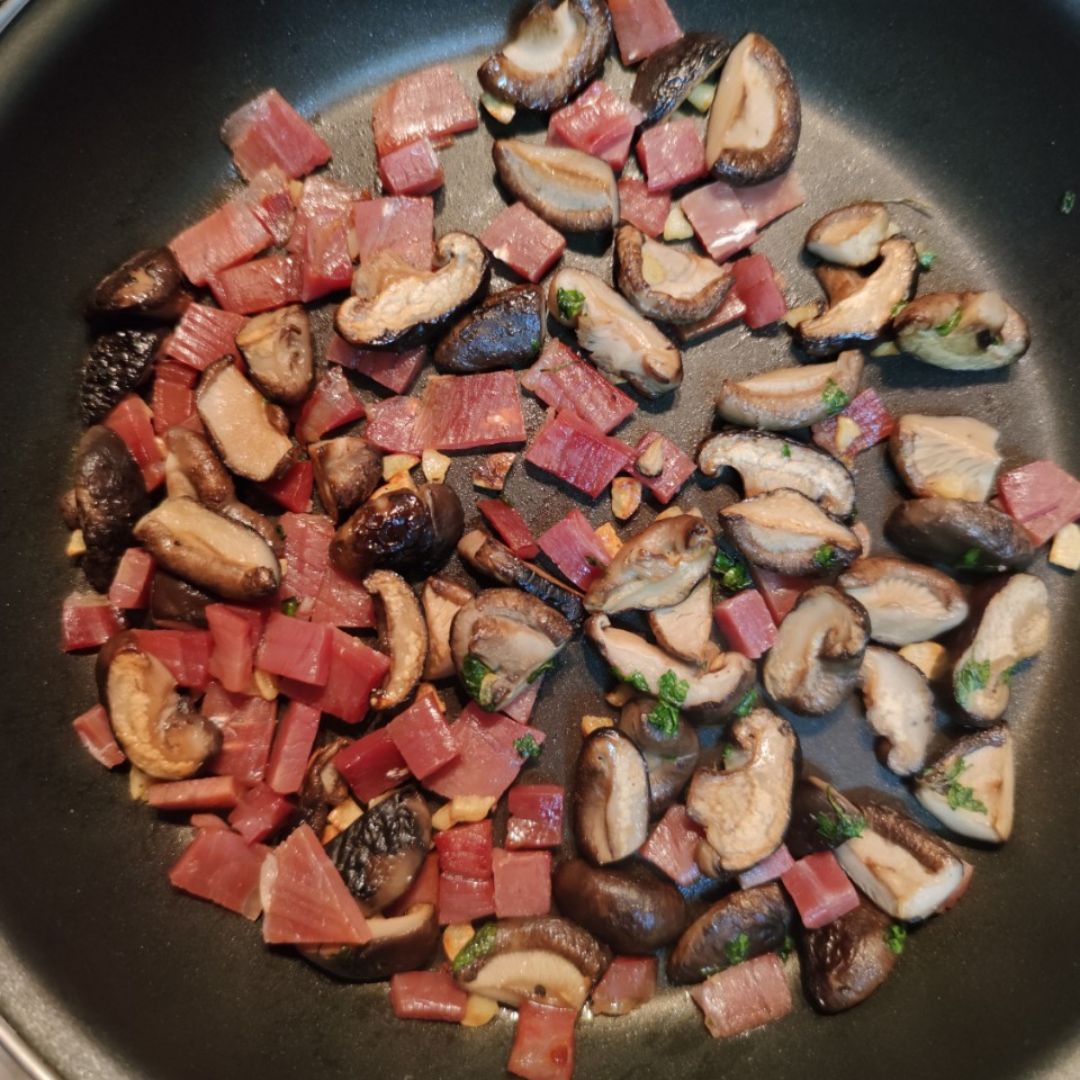 Revuelto de setas shiitake con jamón Paso 2 Revuelto de setas shiitake con jamón Paso 2