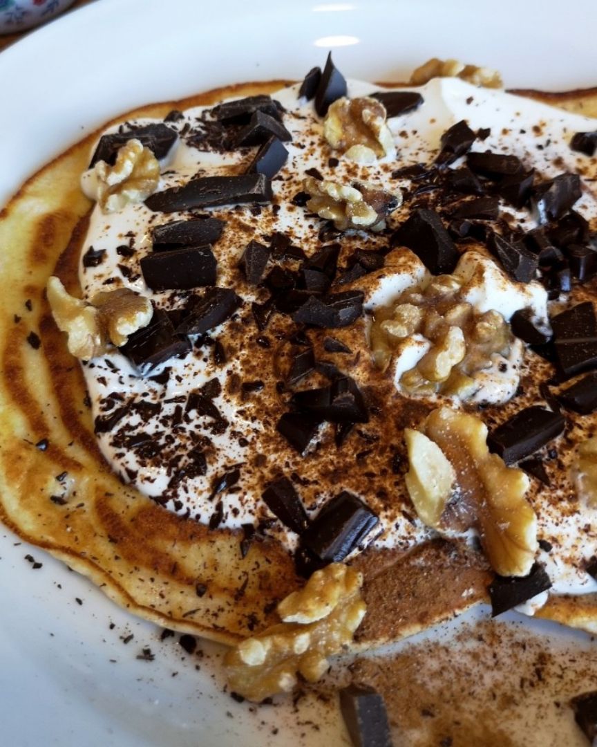 Tortitas de plátano con yogur, nueces y chocolate Tortitas de plátano con yogur, nueces y chocolate