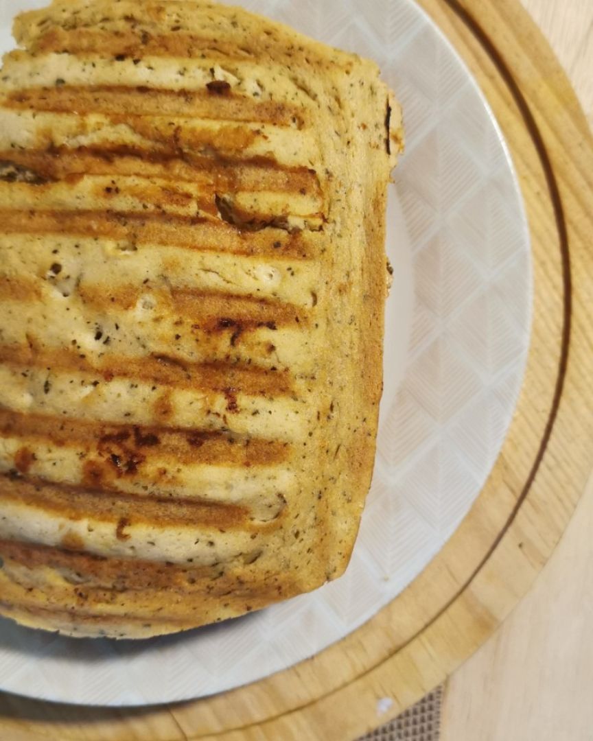 Bocadillo proteíco con falso pan de atún y huevoStep 0