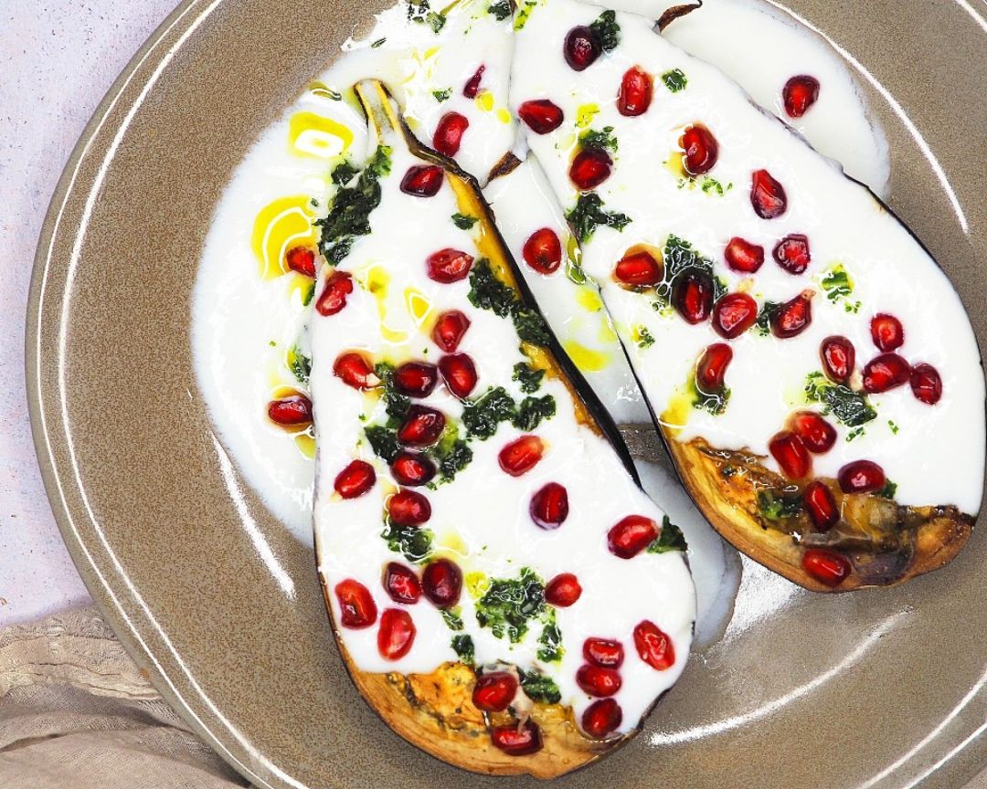 BERENJENAS AL HORNO CON YOGUR Y GRANADA BERENJENAS AL HORNO CON YOGUR Y GRANADA
