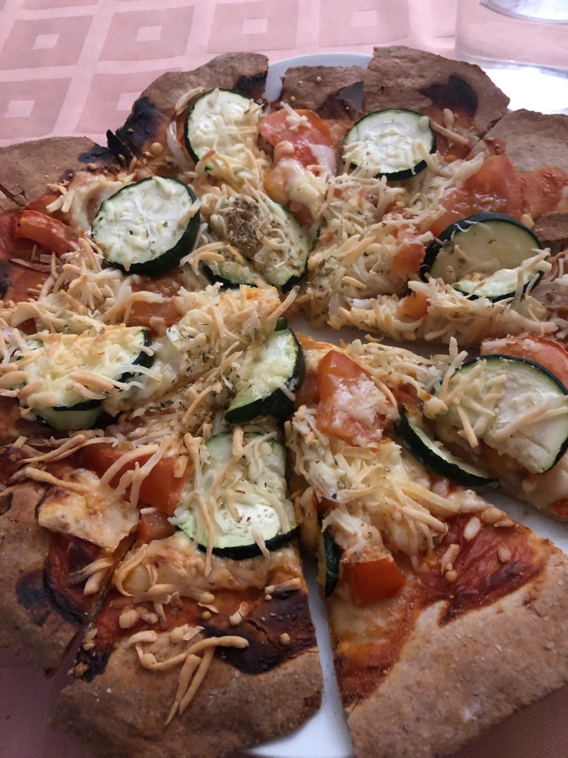 Pizza de calabacín y tomate