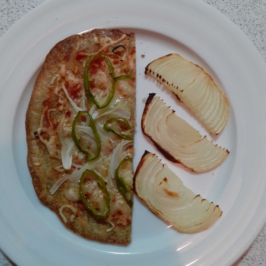 Pizza con base de quinoa y cebolla al horno Pizza con base de quinoa y cebolla al horno