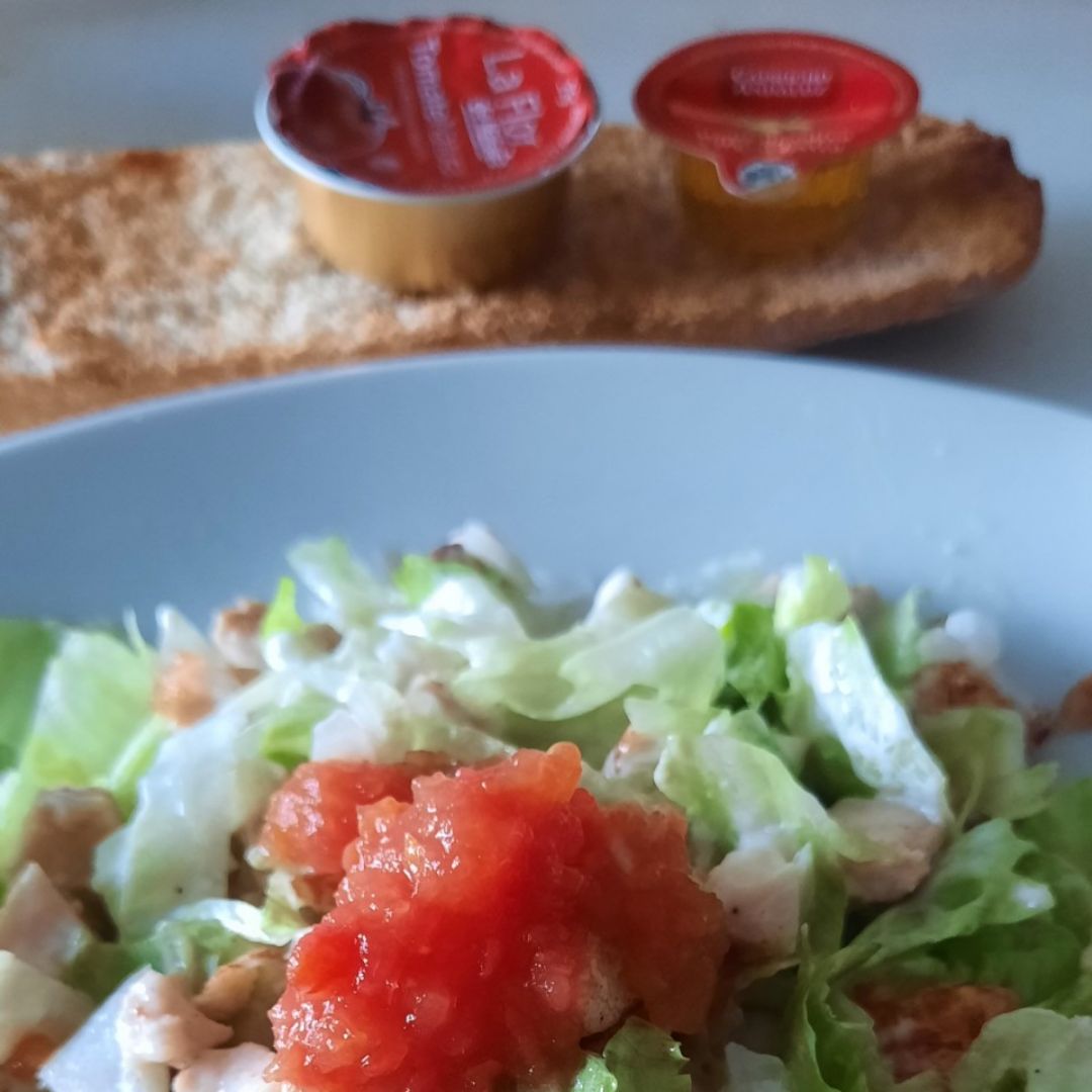 Ensalada caliente acompañada de pan tostado