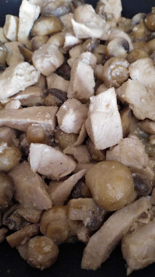 Pechuga de pollo con champiñones al ajillo Pechuga de pollo con champiñones al ajillo