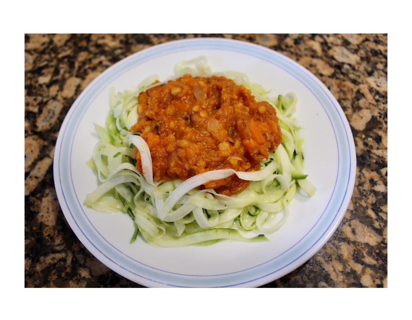 Espaguetis de calabacín con boloñesa de lentejas