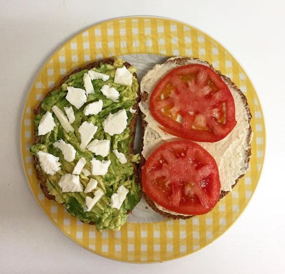 Tostadas de hummus y aguacate