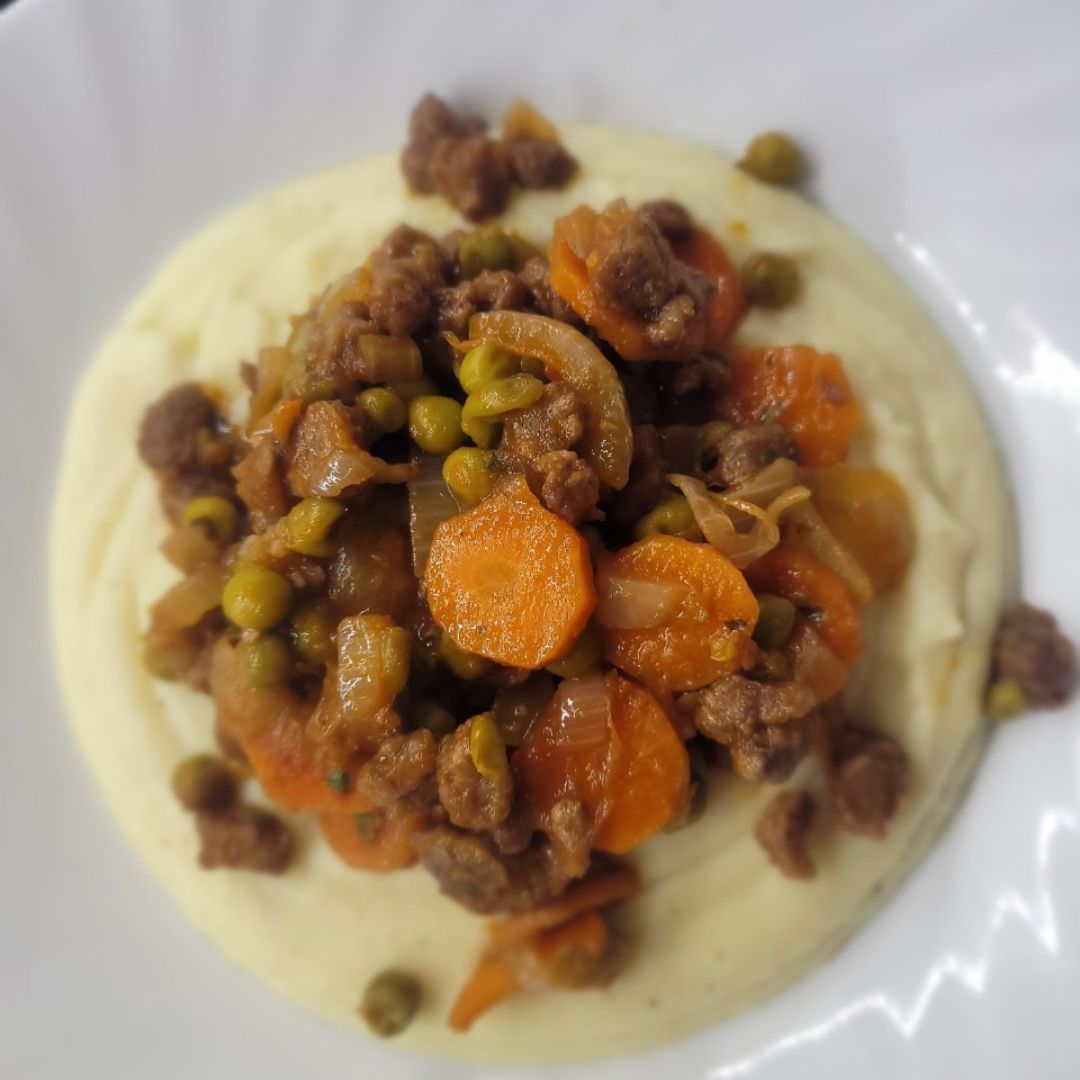 Guiso de soja texturizada y verduras sobre cama de puré de patatas