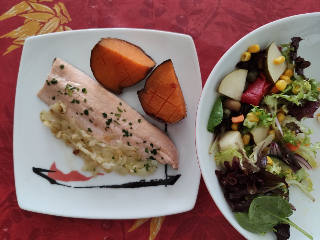 Trucha con cebolla y boniato al horno Trucha con cebolla y boniato al horno