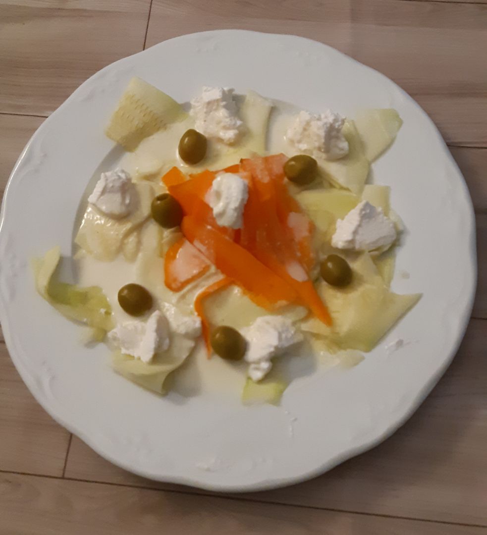 Carpaccio de calabacín con queso Ricota y salsa de yogurt. Carpaccio de calabacín con queso Ricota y salsa de yogurt.