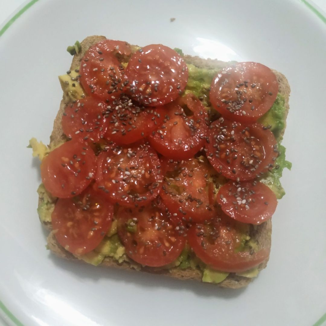 Tostada aguacate y cherrys