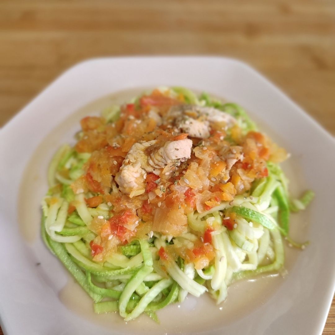 Tallarines de calabacín, con pavo verduras y salsa de soja Tallarines de calabacín, con pavo verduras y salsa de soja