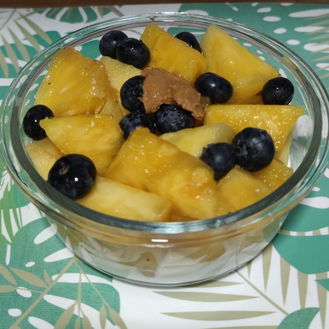 Bol de piña con arándanos y kéfir/Yogur Bol de piña con arándanos y kéfir/Yogur