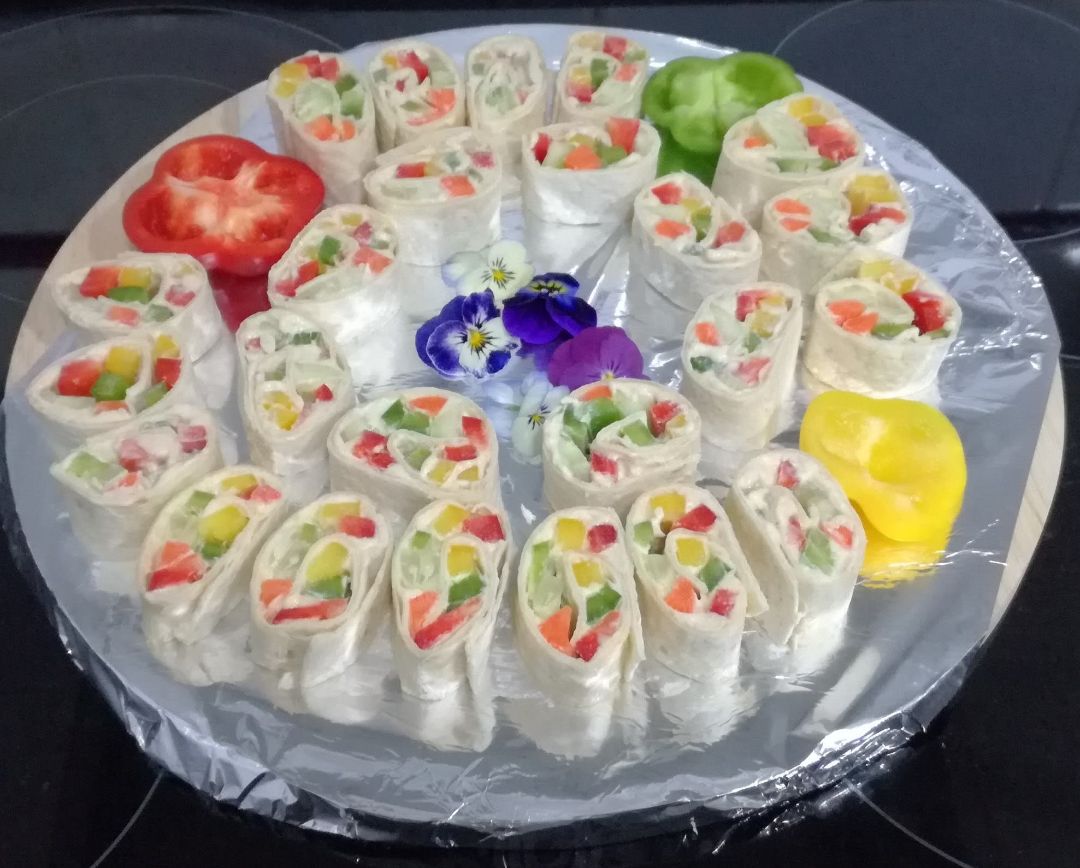 Rollitos de humus con hortalizas Rollitos de humus con hortalizas