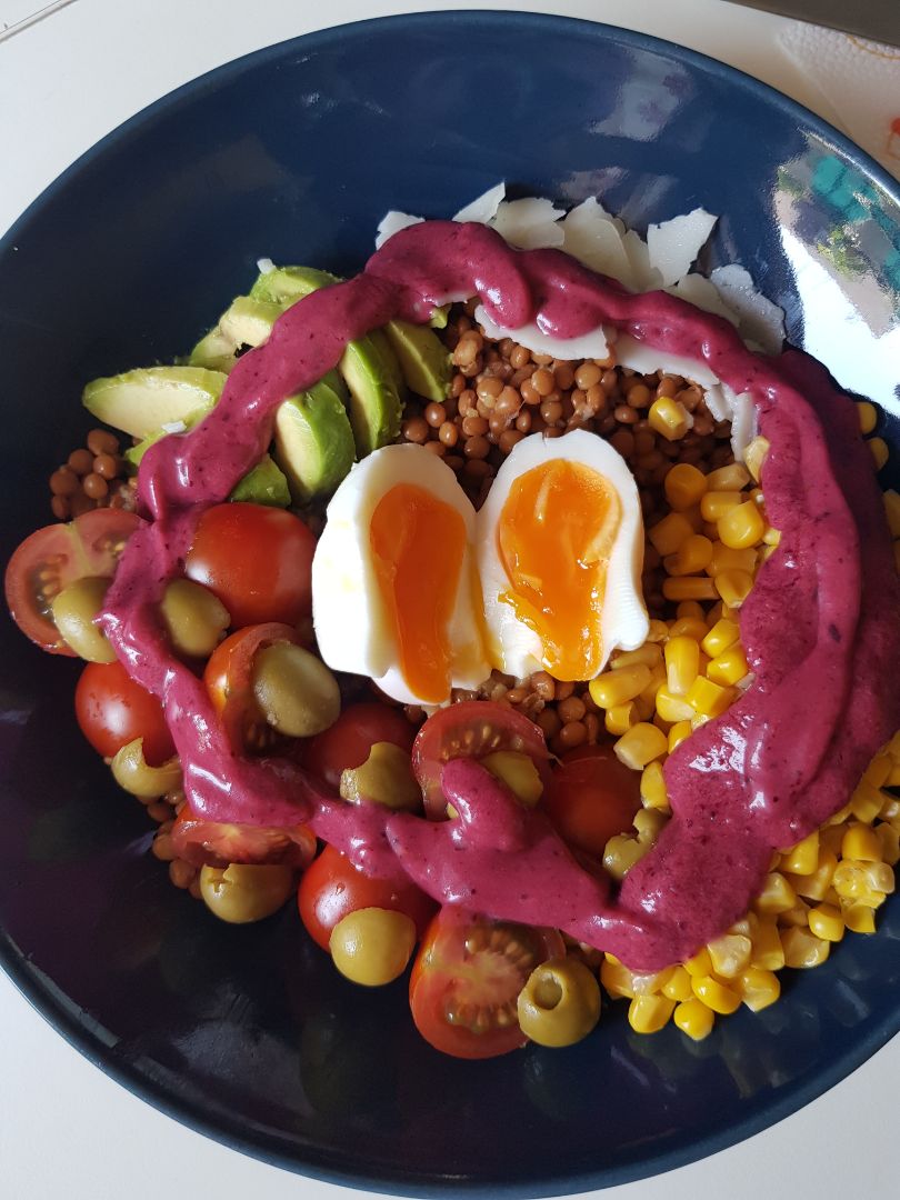 Ensalada de lentejas con vinagreta de pera y frutos rojos.