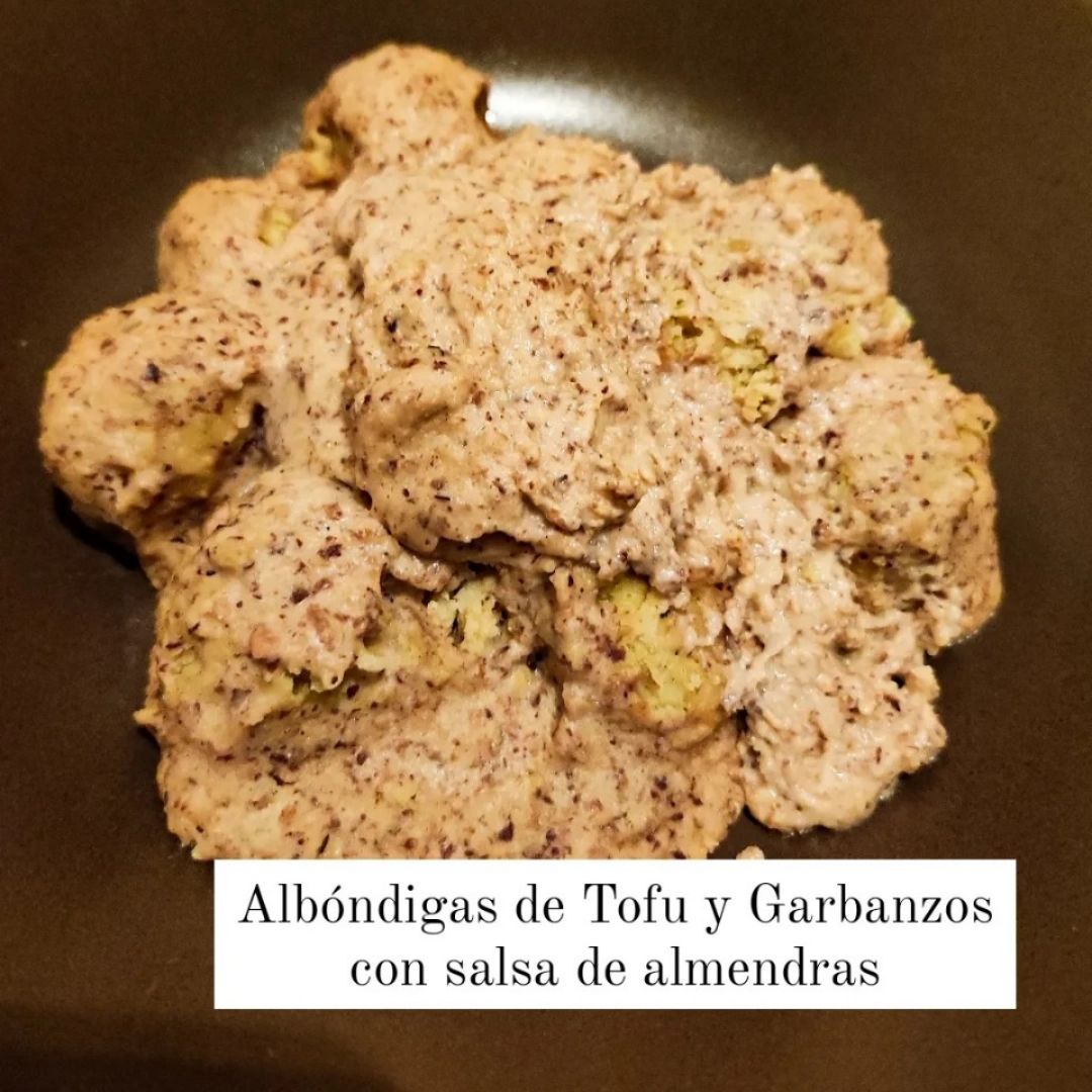 Albóndigas de Tofu y Garbanzos con salsa de Almendras