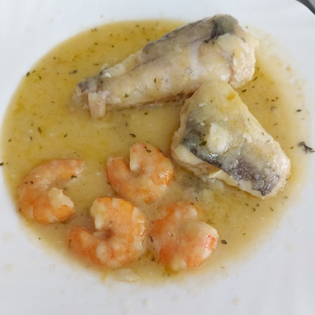 Merluza con gambas en salsa