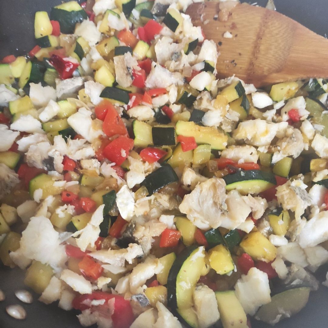 Migas de merluza con calabacín y pimiento Migas de merluza con calabacín y pimiento
