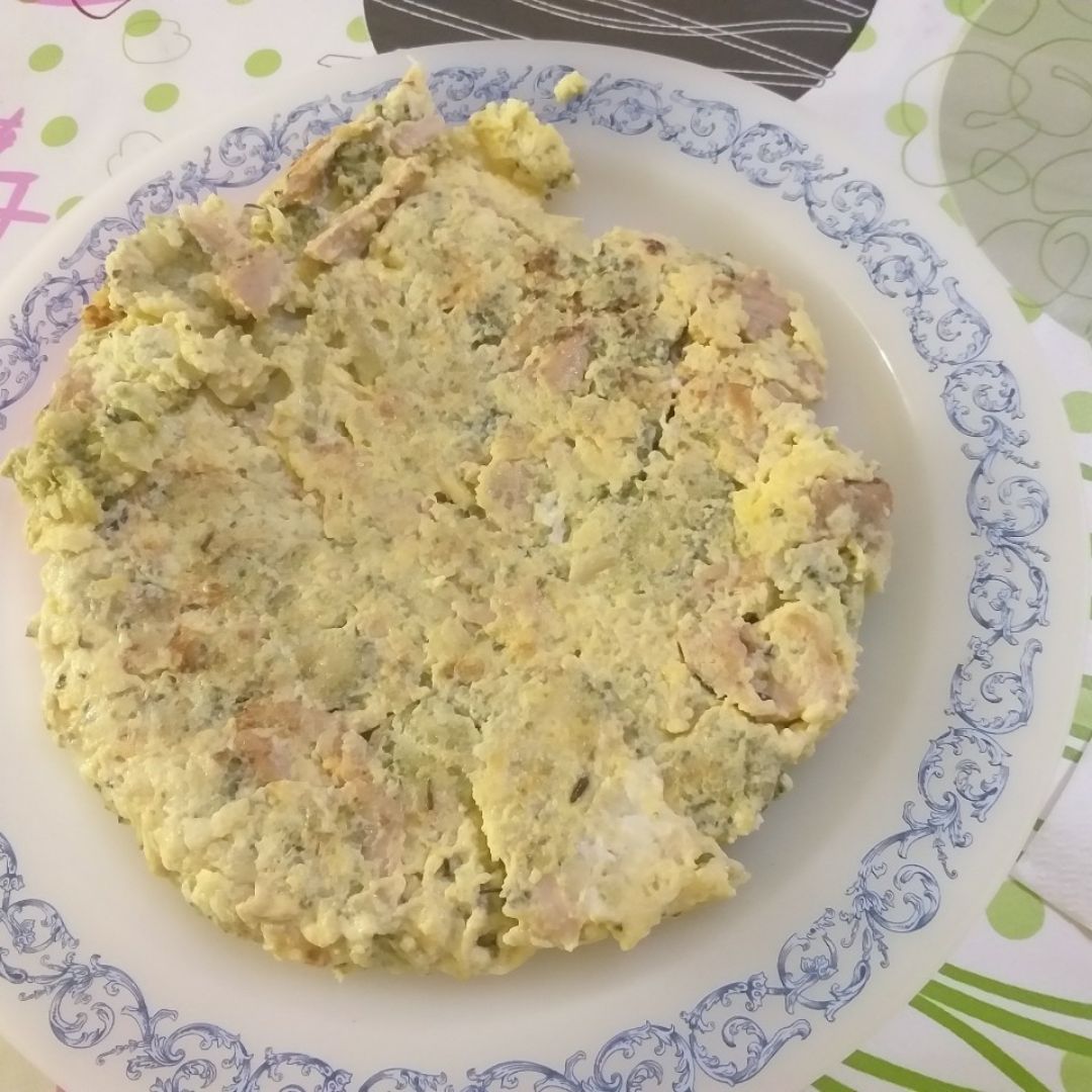 Tortilla de pollo, queso y brócoli Tortilla de pollo, queso y brócoli