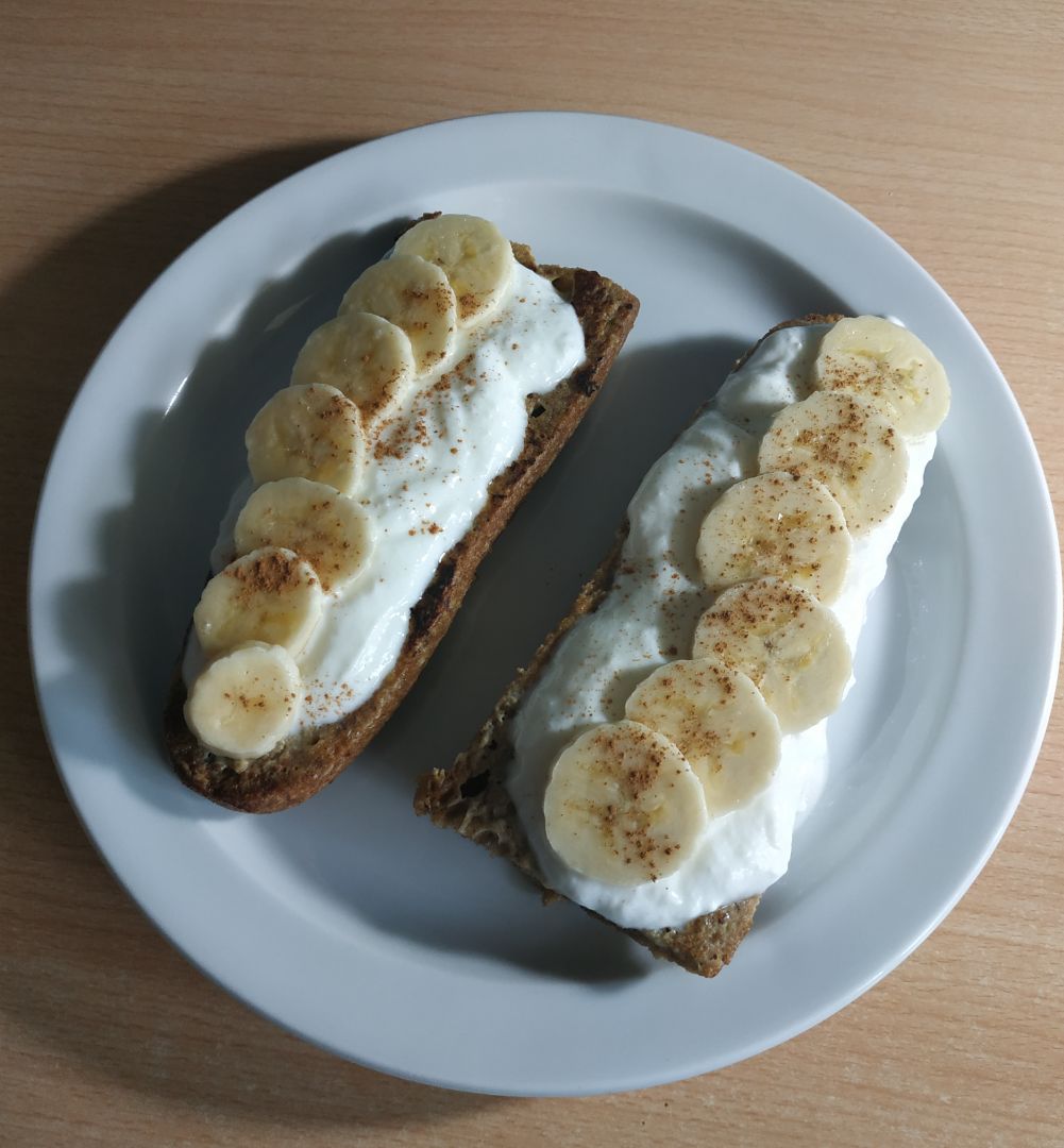 Tostadas francesas con yogurt y plátano