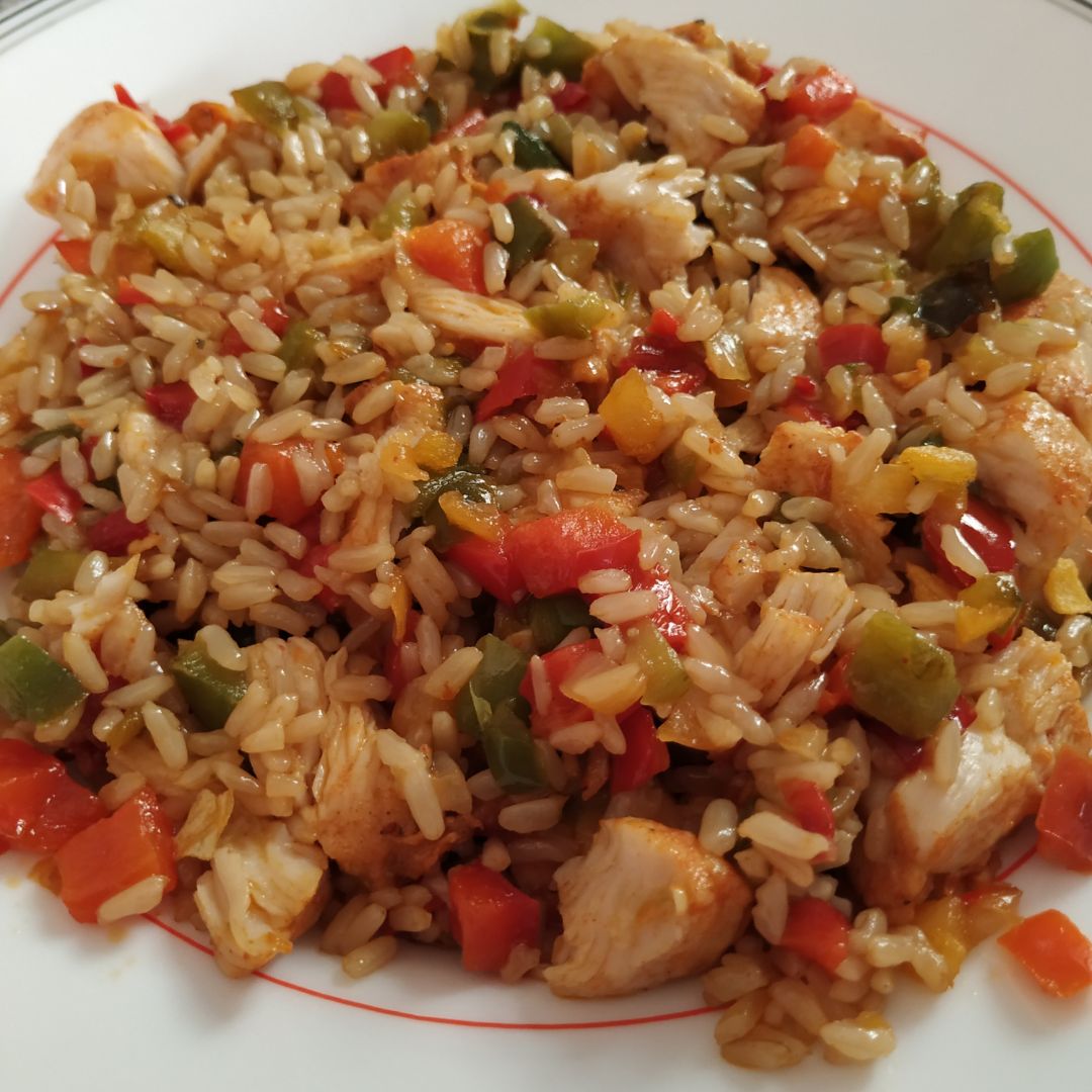 Arroz integral con verduras y carne de pincho moruno. Arroz integral con verduras y carne de pincho moruno.