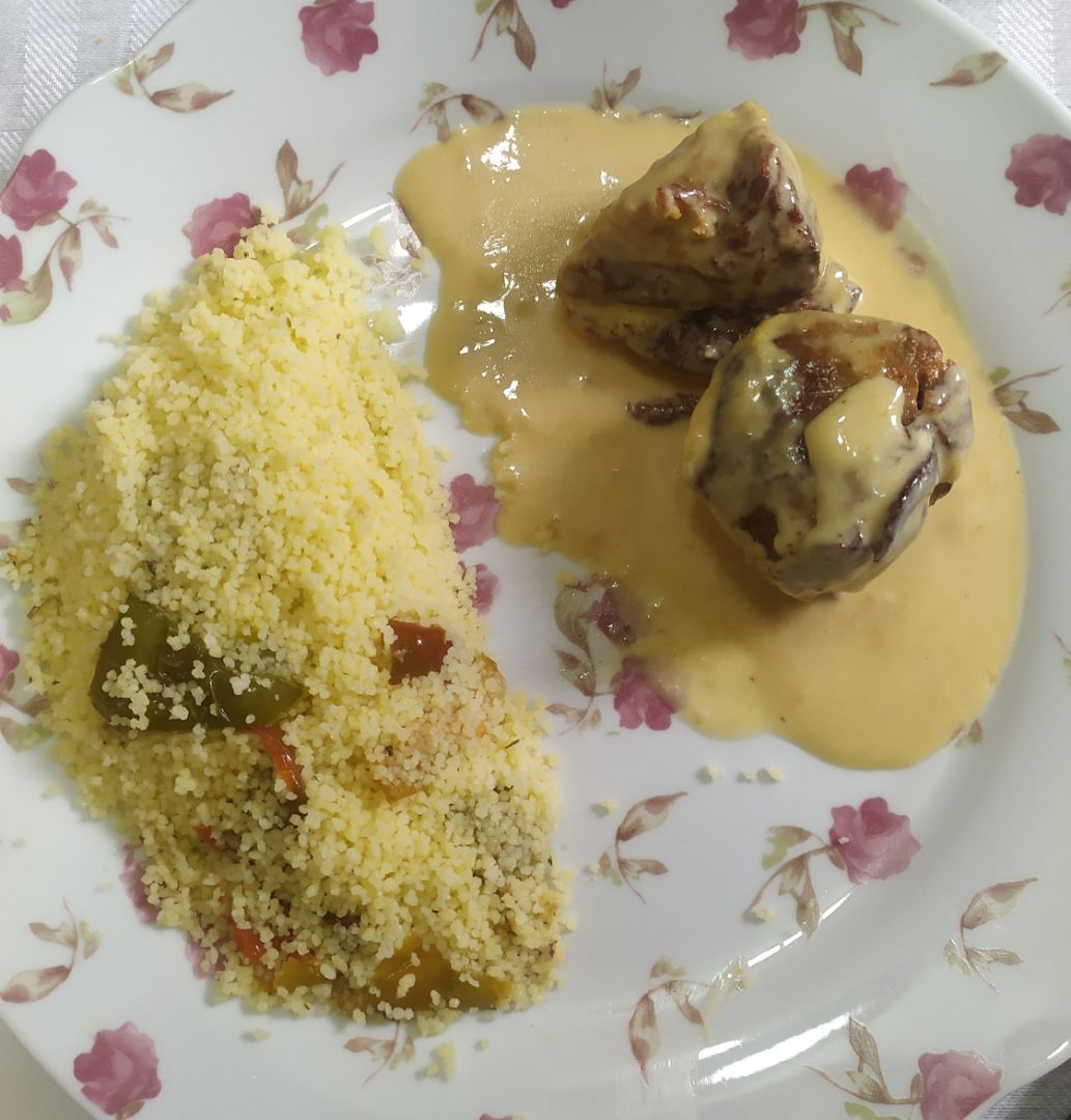 Solomillo con salsa de naranja y cous cous con verduras Solomillo con salsa de naranja y cous cous con verduras