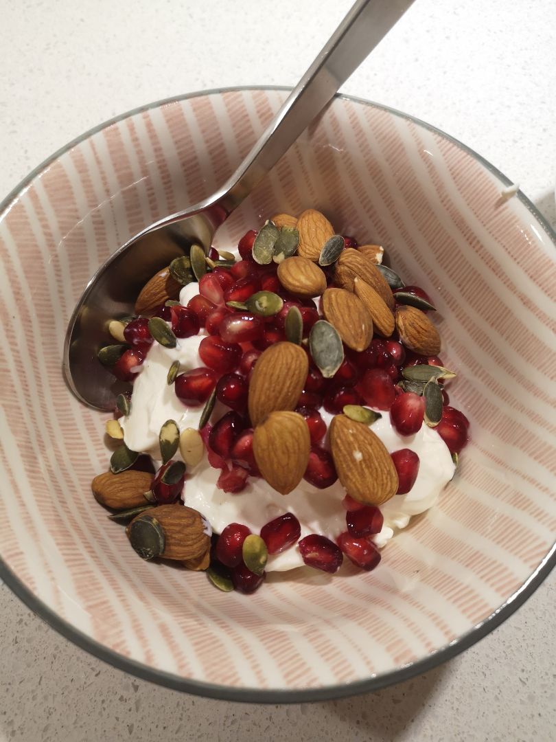 Granada con yogurt y almendras