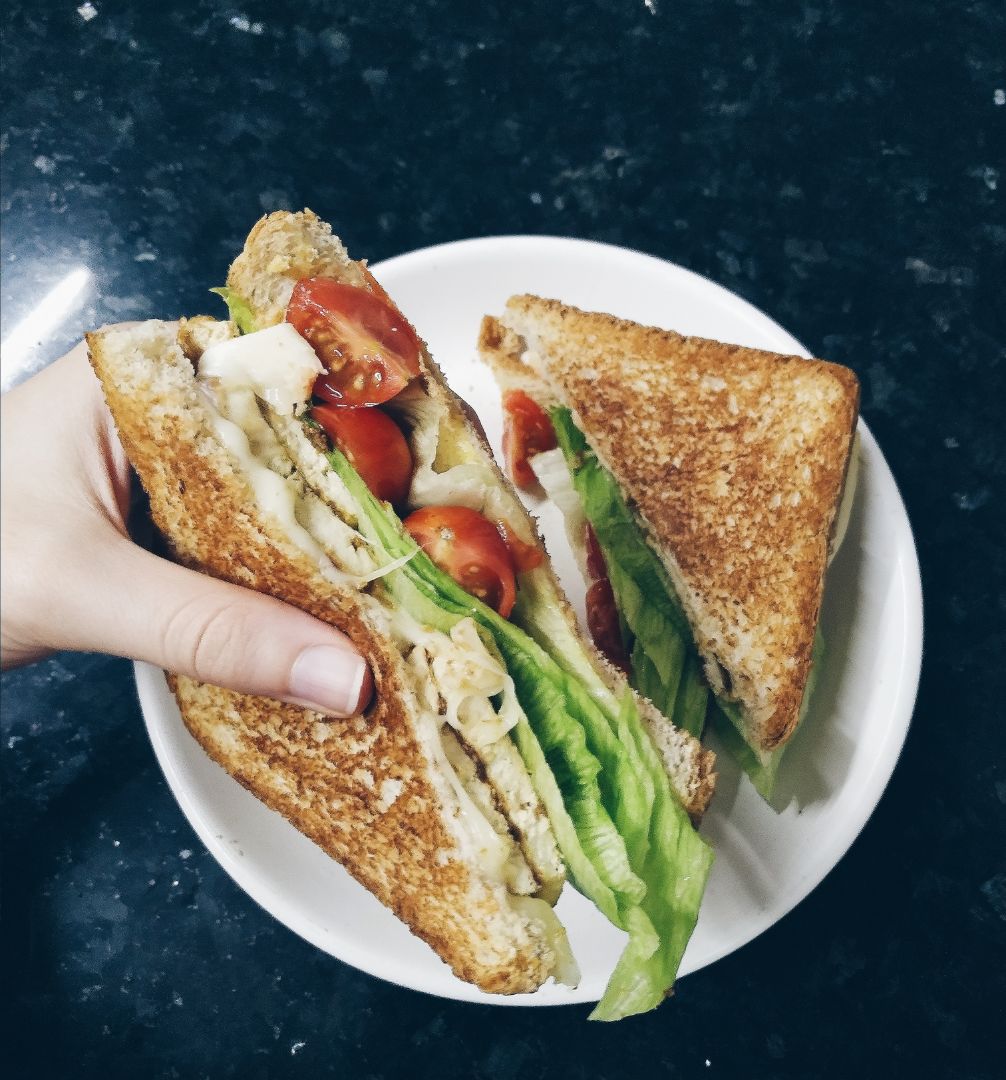 Sándwich de tofu, lechuga, tomate y queso Sándwich de tofu, lechuga, tomate y queso