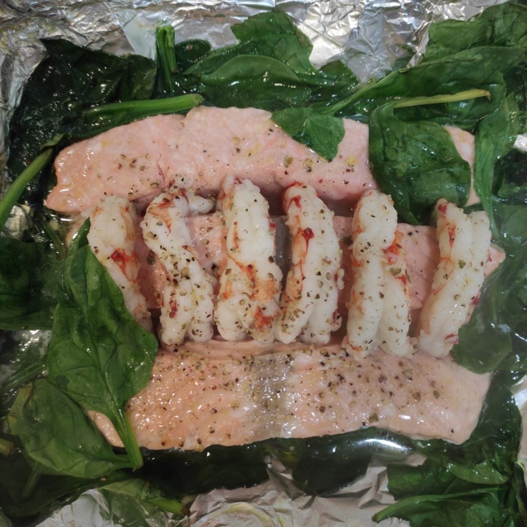 Salmón al papillote con espinacas y gambones Salmón al papillote con espinacas y gambones