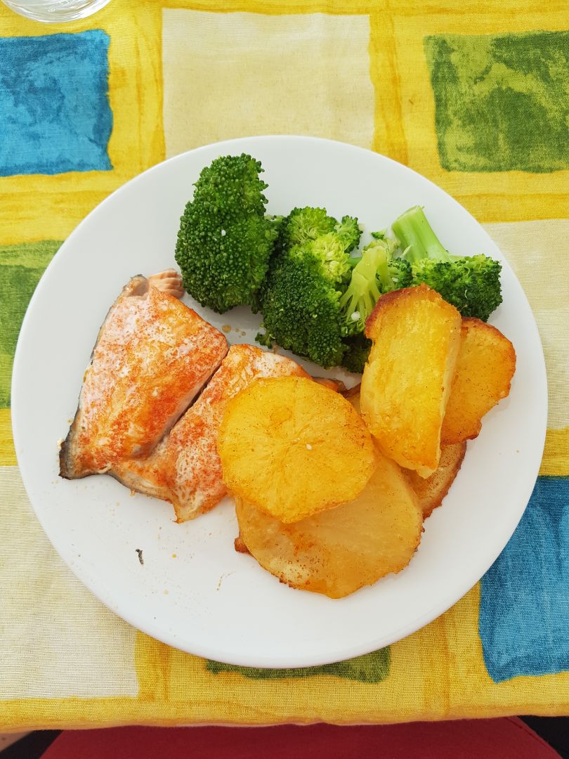 Salmón al horno, patatas y brócoli