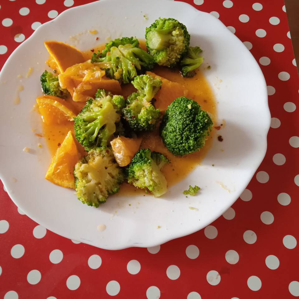 Ensalada de br贸coli y naranja. Ensalada de br贸coli y naranja.