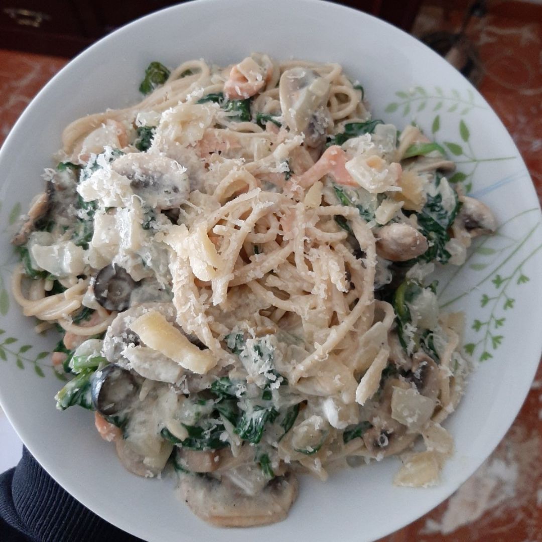 Espaguetis con salmon, espinacas y queso Espaguetis con salmon, espinacas y queso