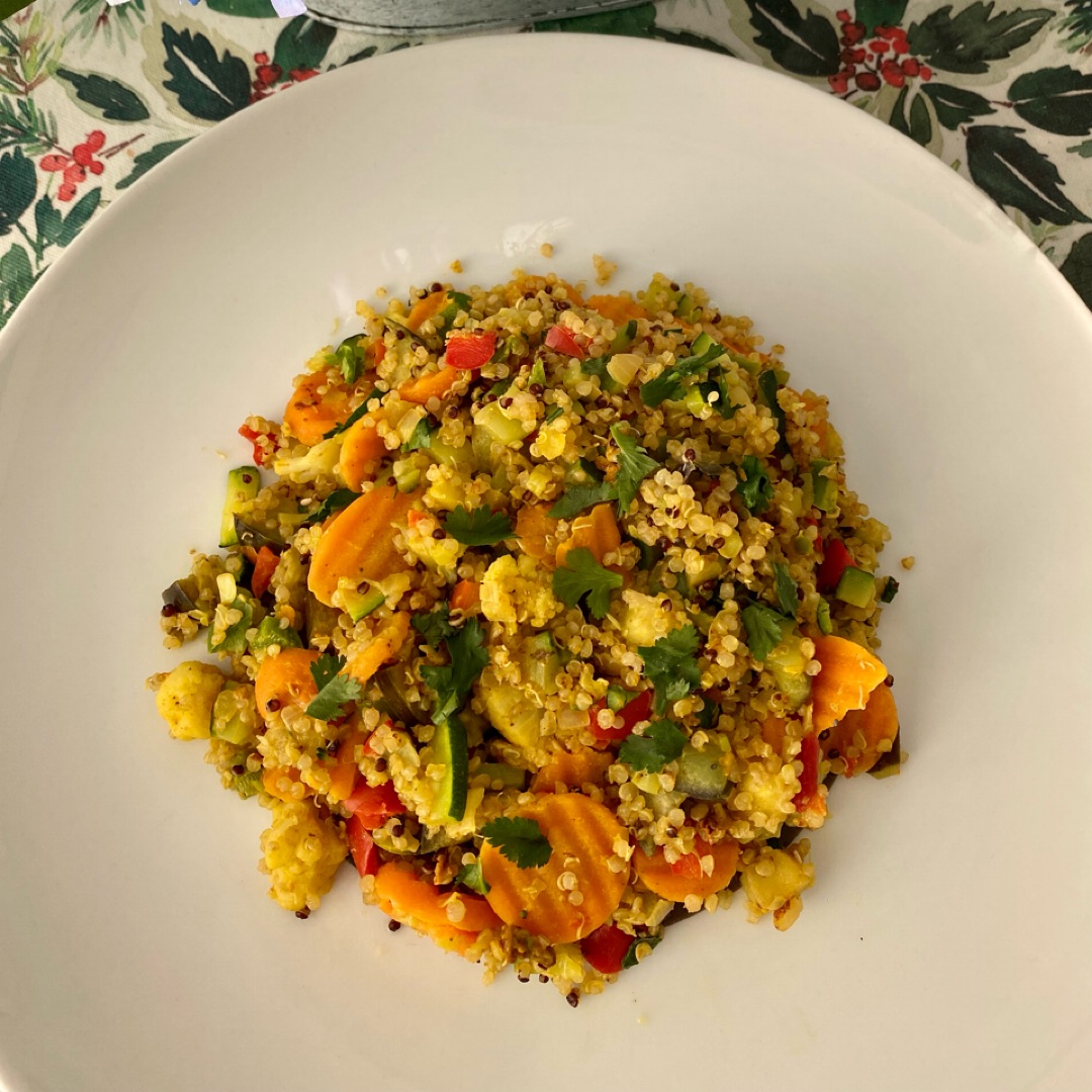 Quinoa al curry con verdura y cilantro  