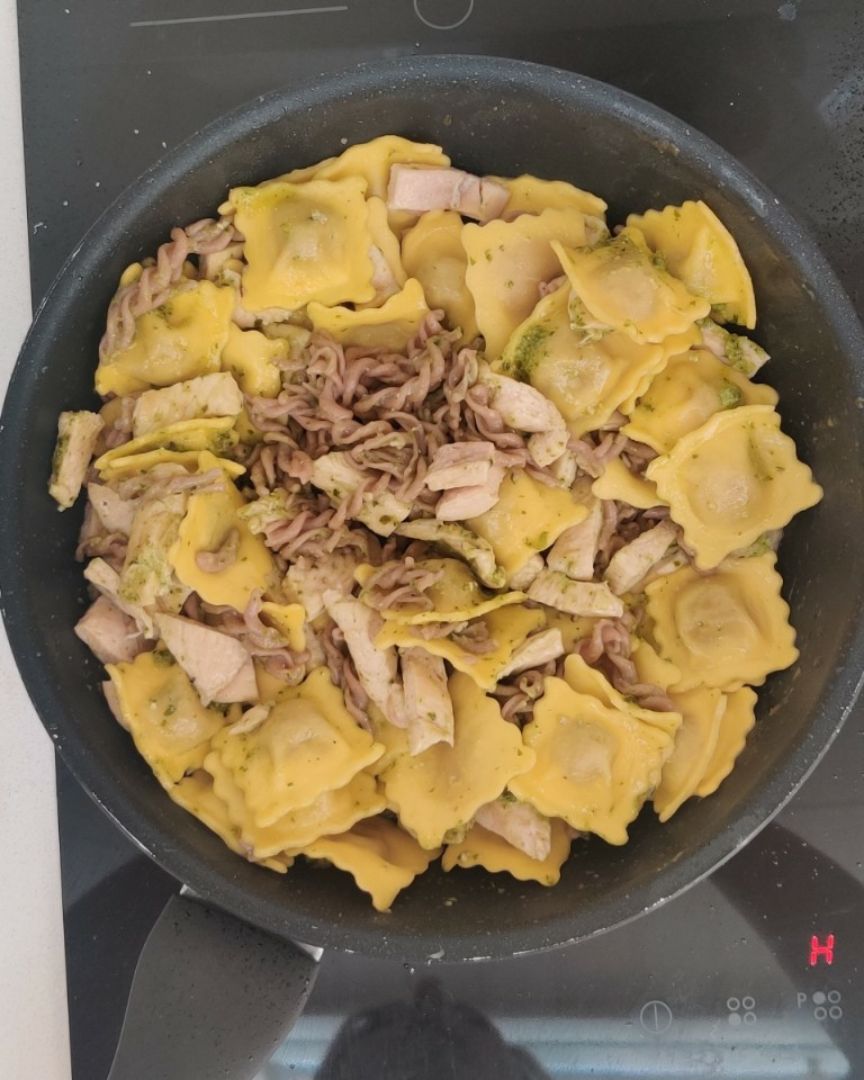 Pasta de trigo sarraceno (Fusilli) con pollo y pesto Pasta de trigo sarraceno (Fusilli) con pollo y pesto