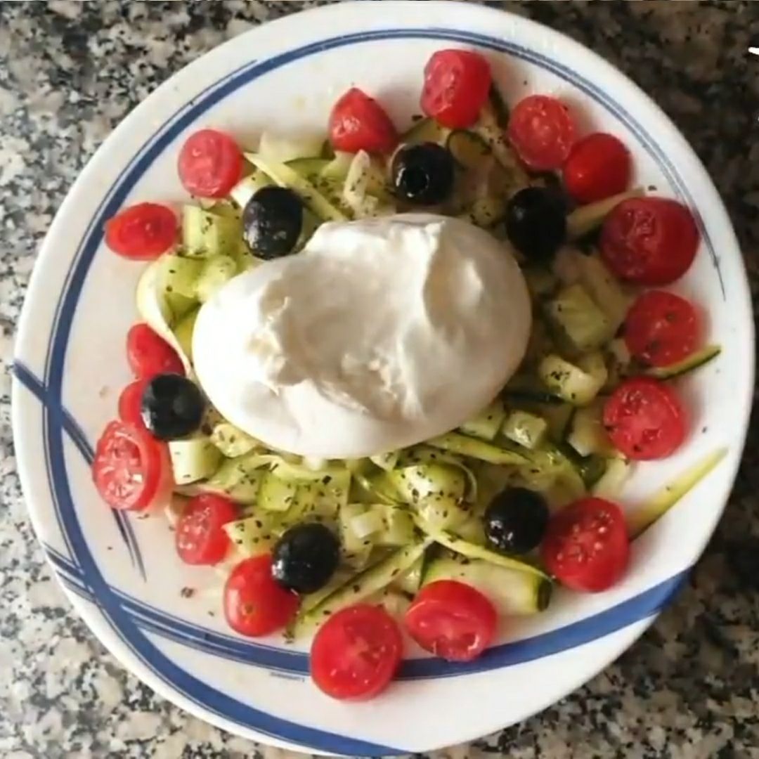 Zoodles a la mediterránea con burrata