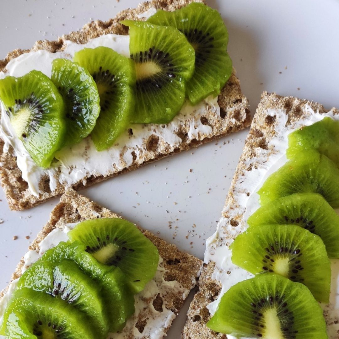 Tostadas de centeno de Philadelphia y kiwi verde